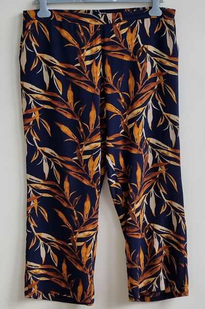 Zhenzi donkerblauwe 7/8 broek met print mt. 46/48 (M)