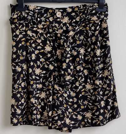 Yessica zwarte soepelvallende short met print mt. 36