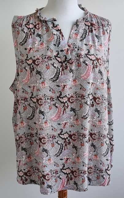 Zoey lichtblauwe blouse met roze prints mt. 54/56 (XL)