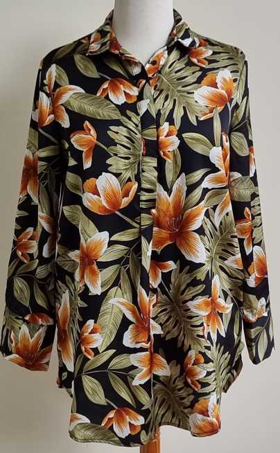 Norah zwarte soepelvallende blouse met bloemen mt. 46