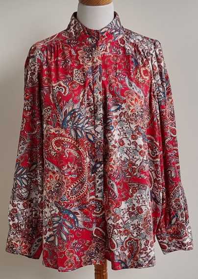 Zoey rode satijnen blouse met prints mt. 54/56 (XL)