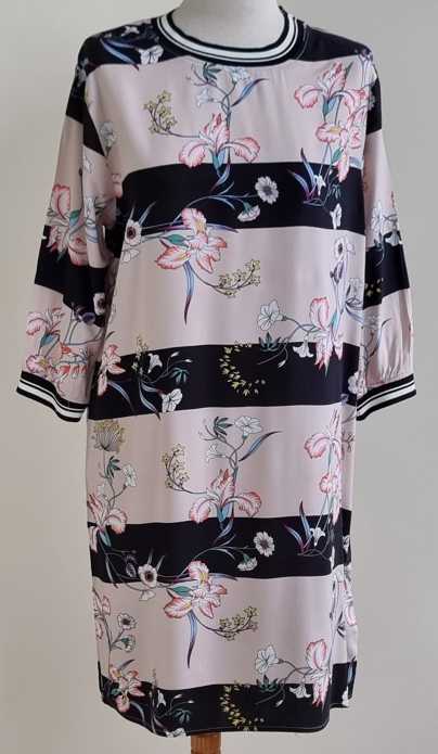 Amisu zwart/roze jurkje met bloemetjes print mt. 40